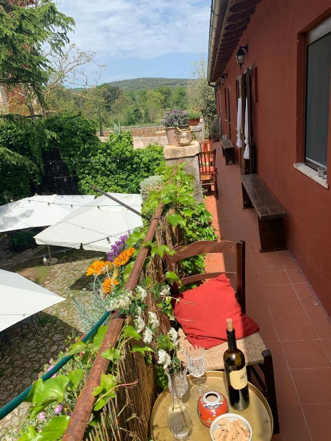 Casette Rosse Nel Borgo Medievale Di Fossanova Latina Buitenkant foto