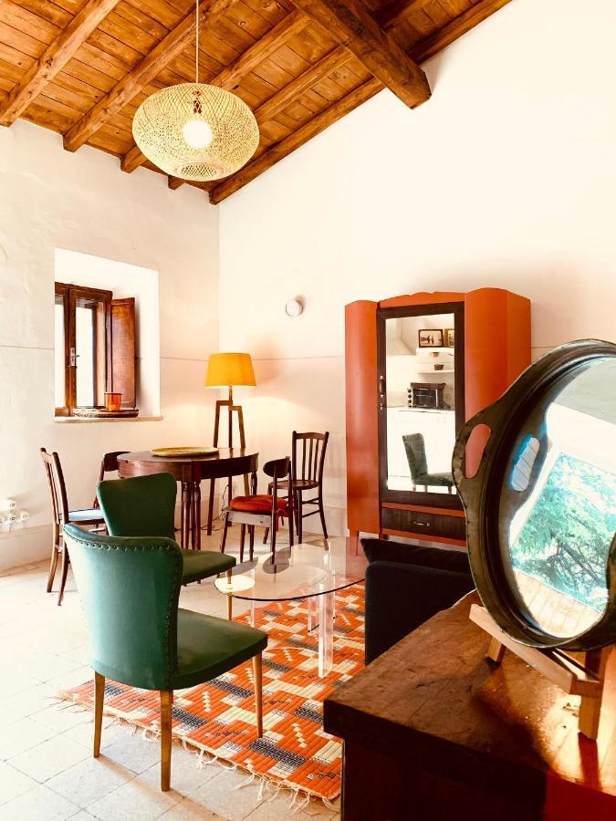 Casette Rosse Nel Borgo Medievale Di Fossanova Latina Buitenkant foto