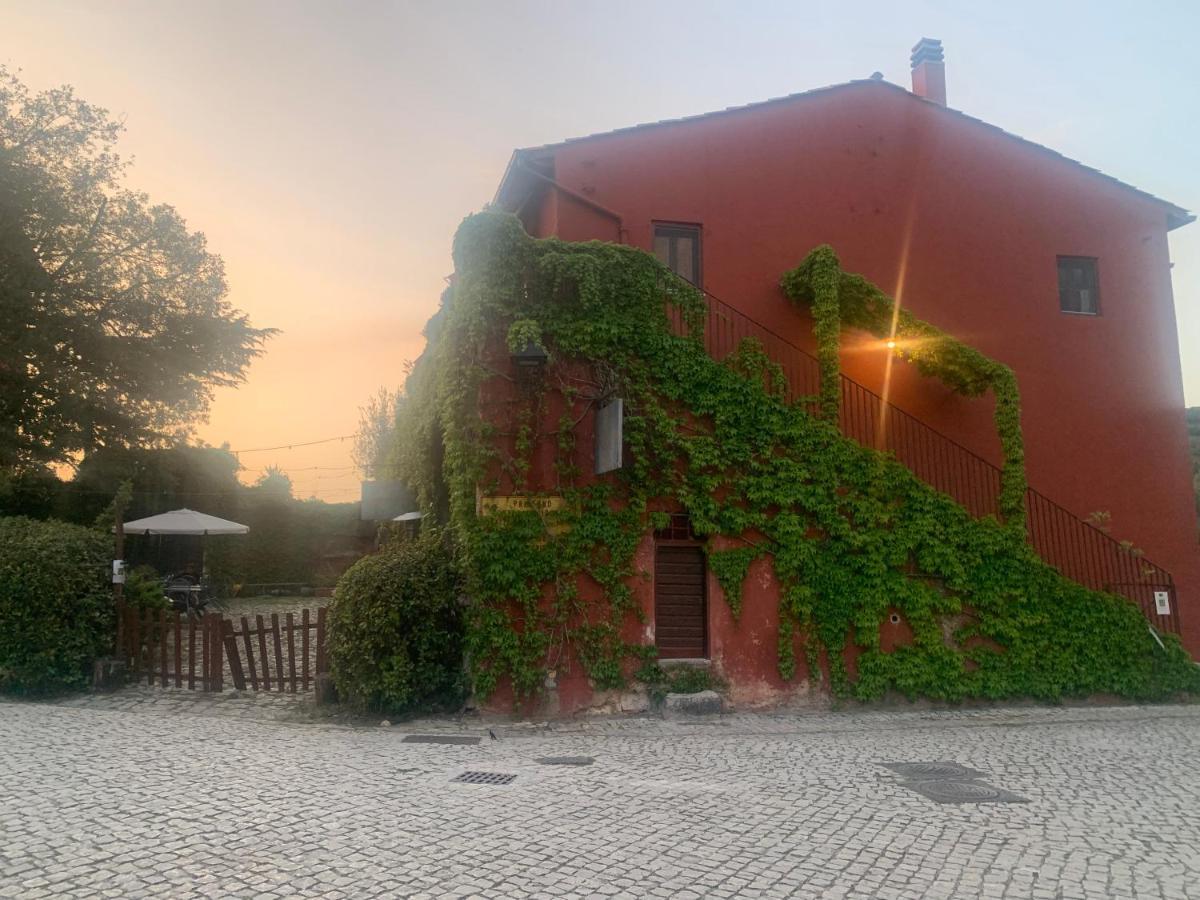Casette Rosse Nel Borgo Medievale Di Fossanova Latina Buitenkant foto